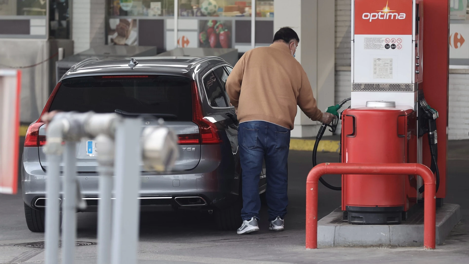 Una persona reposta combustible en un coche en Madrid