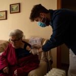 Vacunación a ciudadanos mayores de 80 años y a sus acompañantes en domicilios