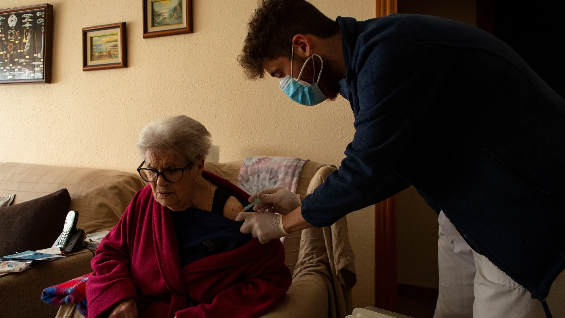 Vacunación a ciudadanos mayores de 80 años y a sus acompañantes en domicilios