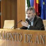 El portavoz parlamentario del PSOE-A, José Fiscal, firma la PNL