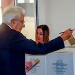 El presidente de la República, Sergio Mattarella, acude a votar a un colegio de Palermo