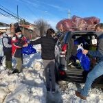 Voluntarios de la Fundación Madrina entregan ayuda en la Cañada Real ante el temporal de nieve