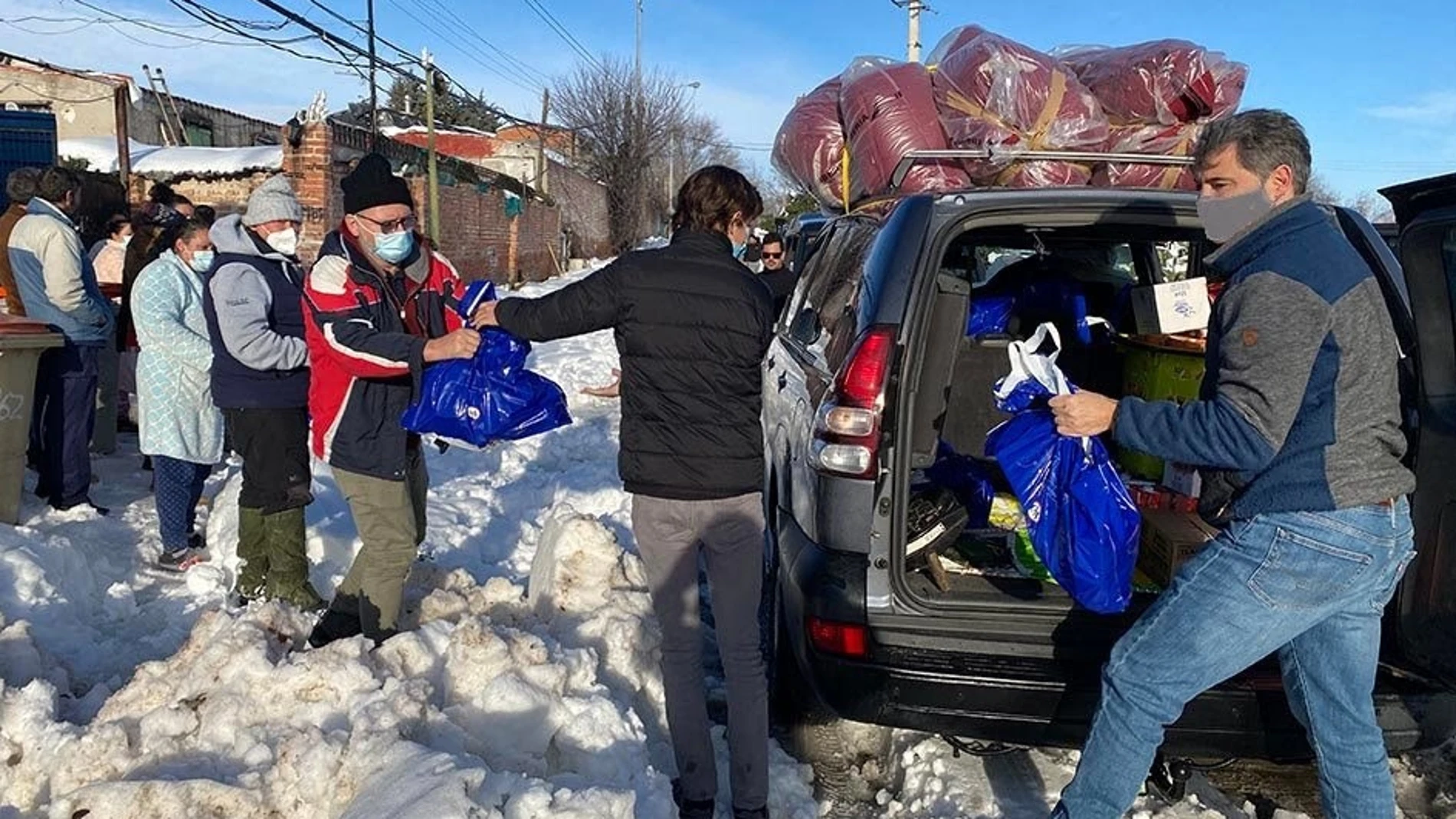 Voluntarios de la Fundación Madrina entregan ayuda en la Cañada Real ante el temporal de nieve