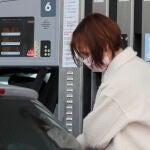 Una mujer reposta en una gasolinera de Madrid