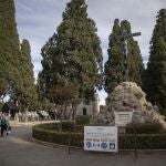 Dos personas caminan por las instalaciones del Cementerio de San Fernando, en Sevilla