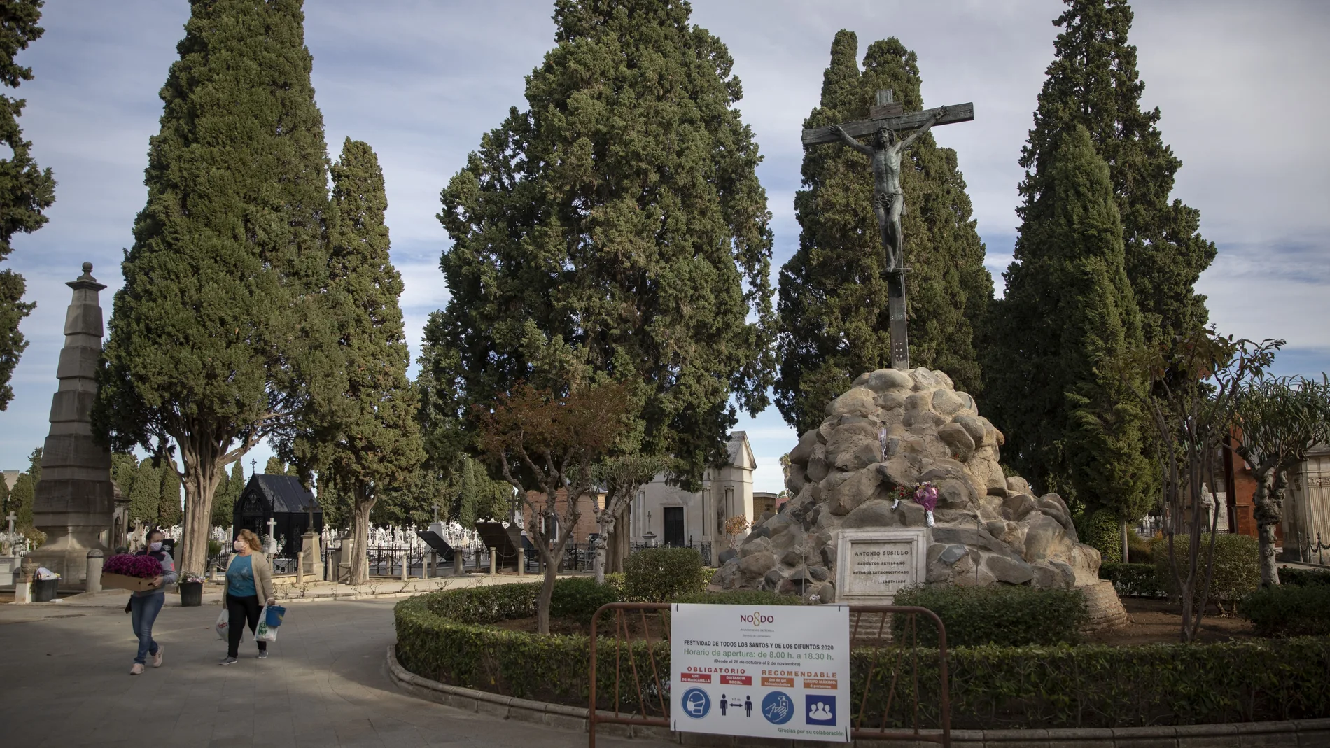 Dos personas caminan por las instalaciones del Cementerio de San Fernando, en Sevilla