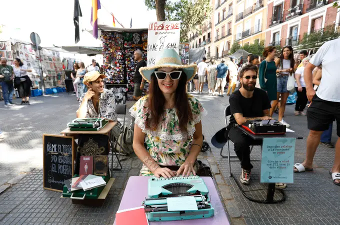 Los poetas del Rastro de Madrid: “La gente se nos acerca para que convirtamos alguna vivencia en arte”