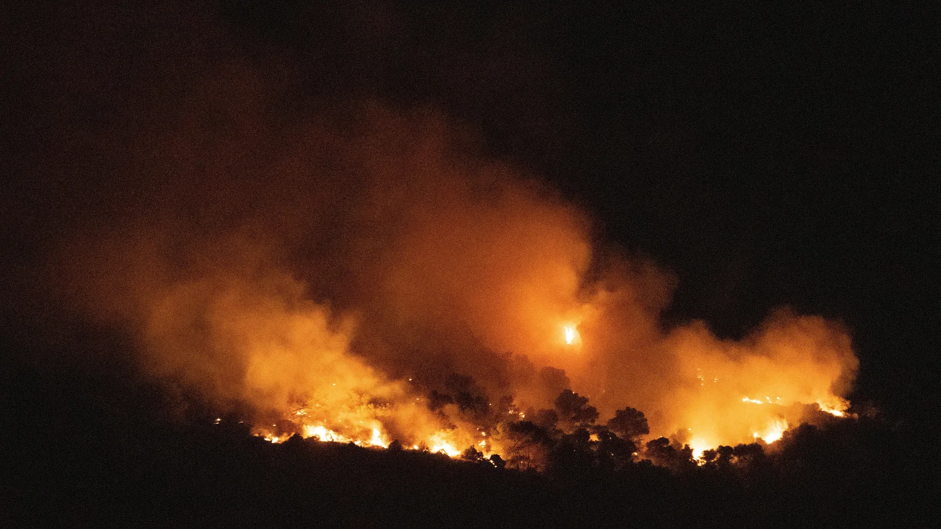 Imagen del incendio declarado en Quesada, en Jaén, que todavía está activo, pero controlado