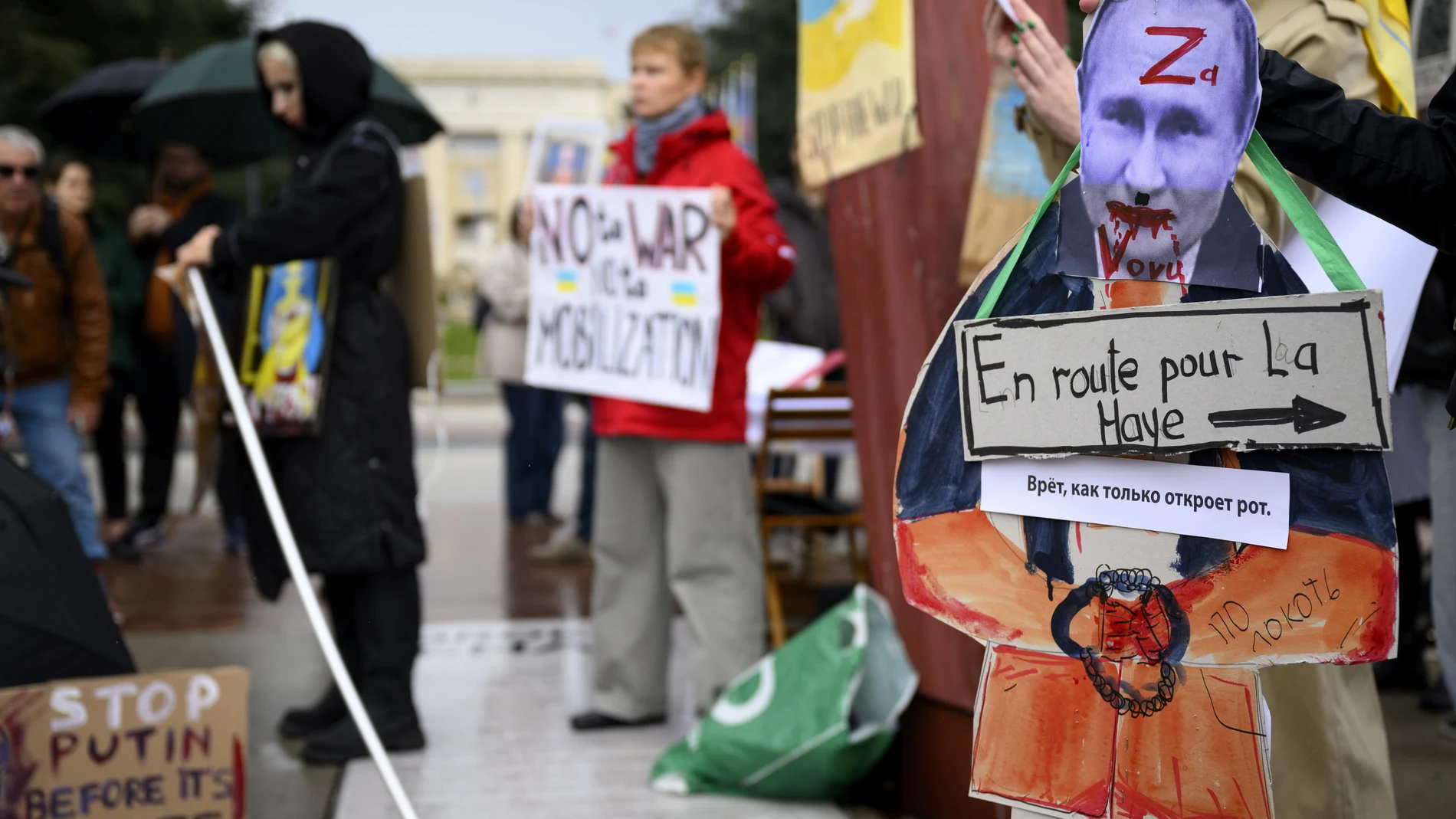 Manifestantes suizos protestan contra la guerra de Ucrania frente a la sede de la ONU en Ginebra