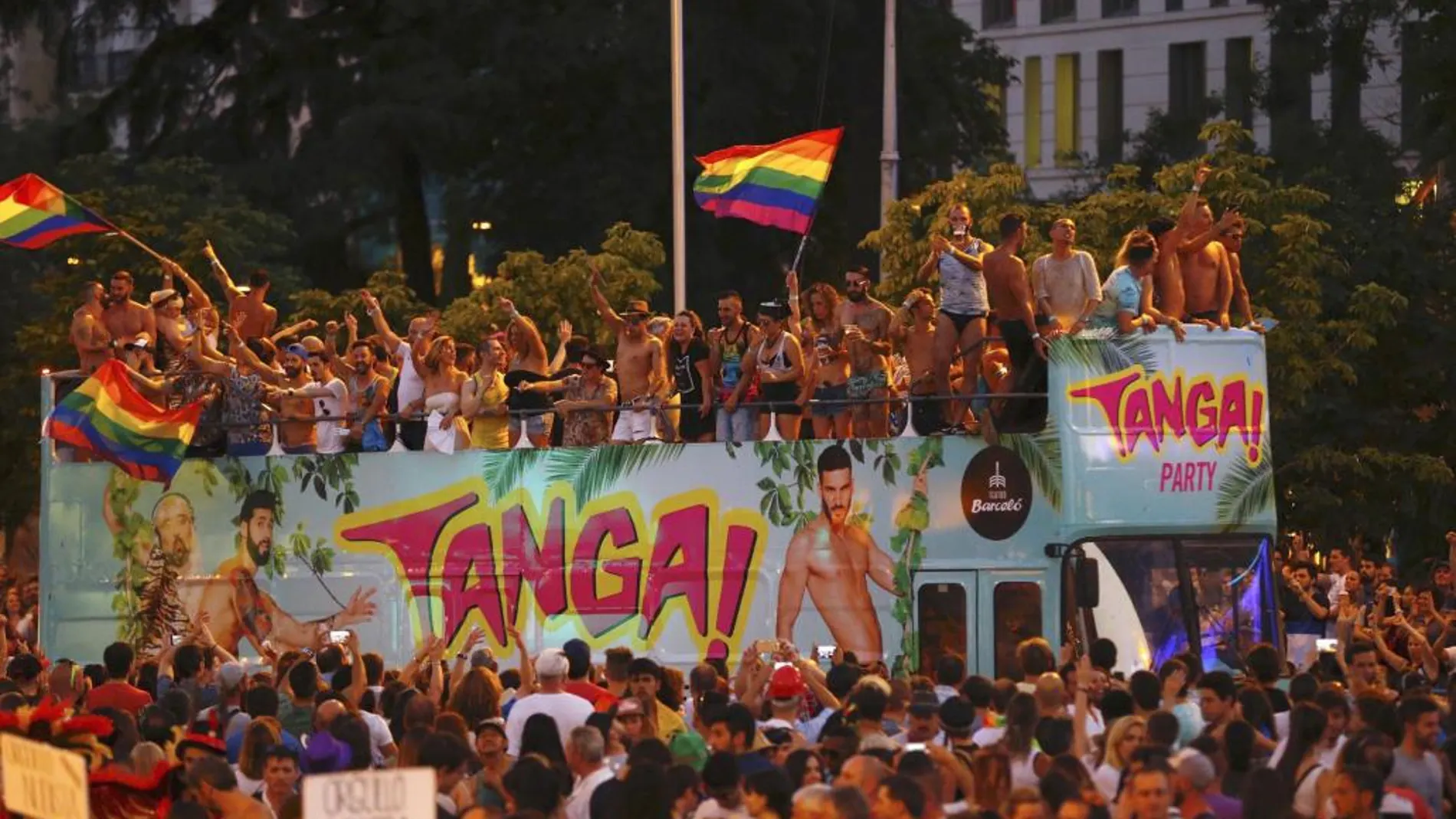 Una carroza llega a la plaza de Colón, en Madrid, durante el Orgullo