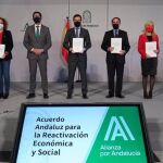 De izquierda a derecha, Nuria López (CC OO-A), Juan Marín, vicepresidente de la Junta; Juanma Moreno, presidente andaluz; Javier González de Lara (CEA); y Carmen Castilla (UGT-A)