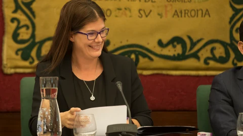 La alcaldesa de Móstoles, Noelia Posse, en el pleno de su reprobación.