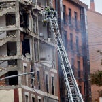 Los bomberos trabajan en el inmueble afectado por una fuerte explosión en la calle Toledo de Madrid