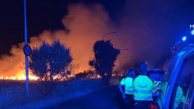 El Cuerpo de Bomberos del Ayuntamiento de Madrid trata de sofocar un incendio en Fuencarral, Madrid