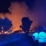 El Cuerpo de Bomberos del Ayuntamiento de Madrid trata de sofocar un incendio en Fuencarral, Madrid