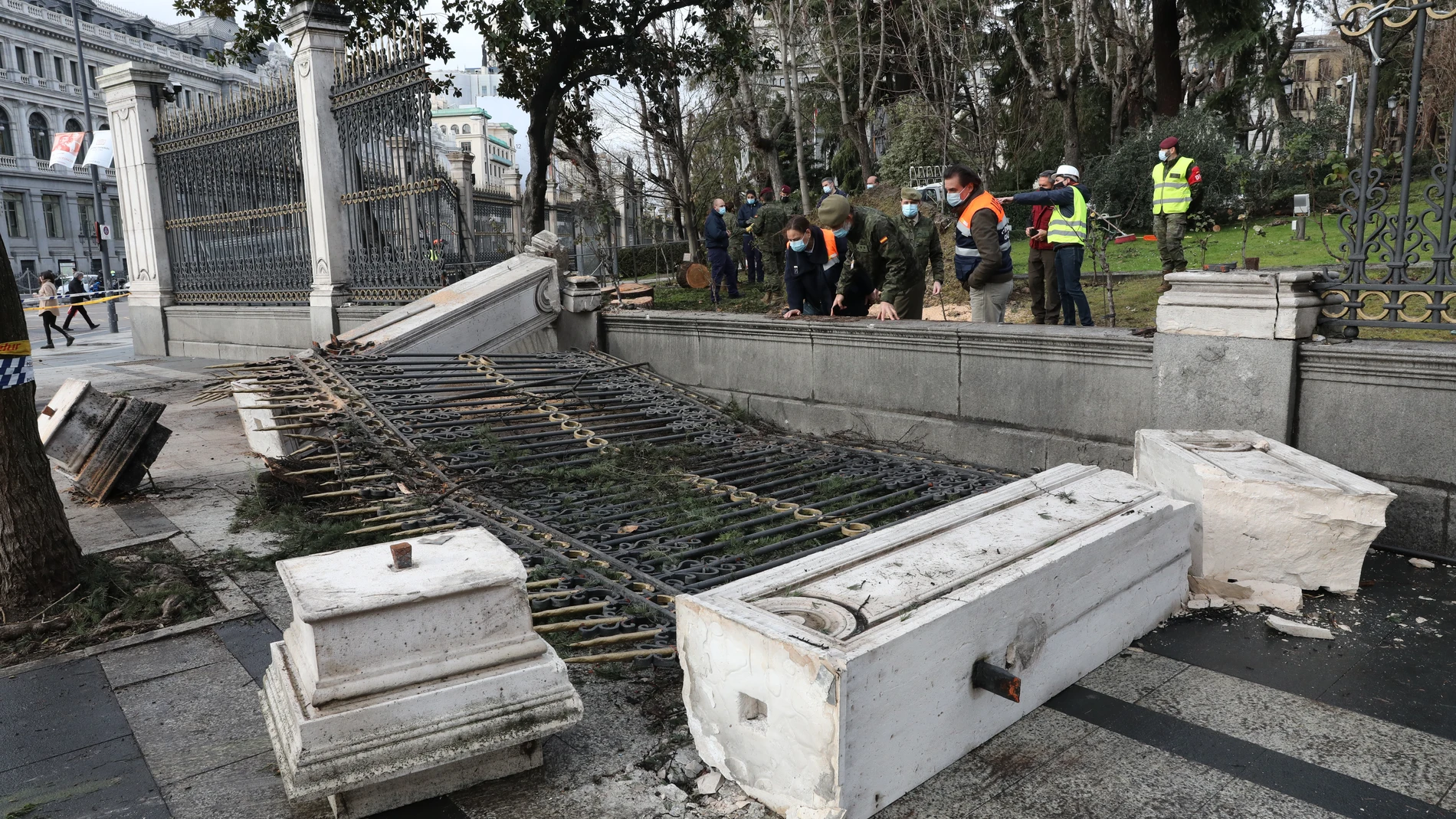 Militares y operarios de Patrimonio Cultural inspeccionan la zona donde se encuentran restos del enorme pino que a primera hora de esta mañana se ha precipitado a causa del viento en el interior del Cuartel General del Ejército, en Cibeles