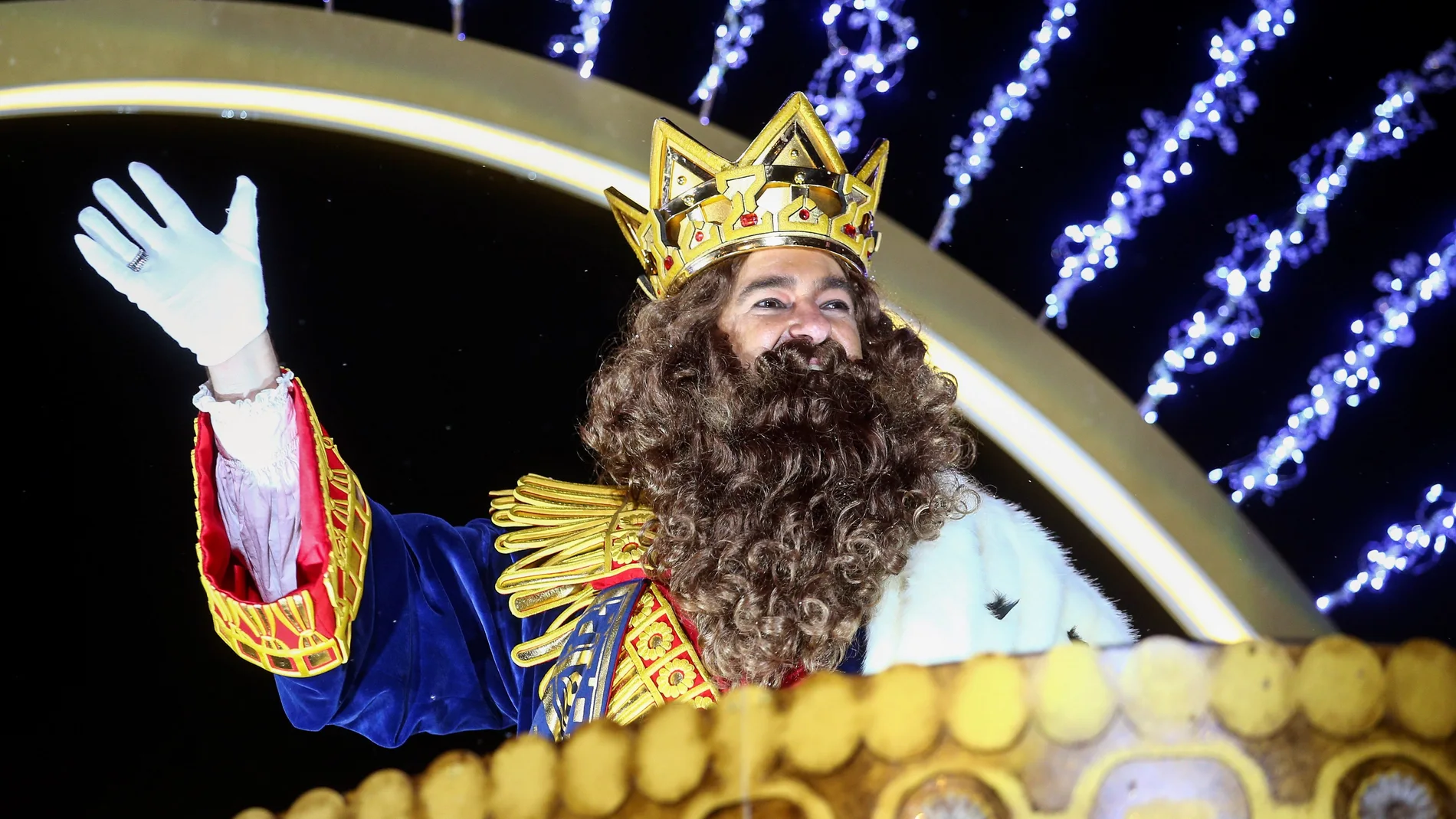 El rey Gaspar saluda desde la carroza en la Cabalgata de los Reyes Magos de Oriente