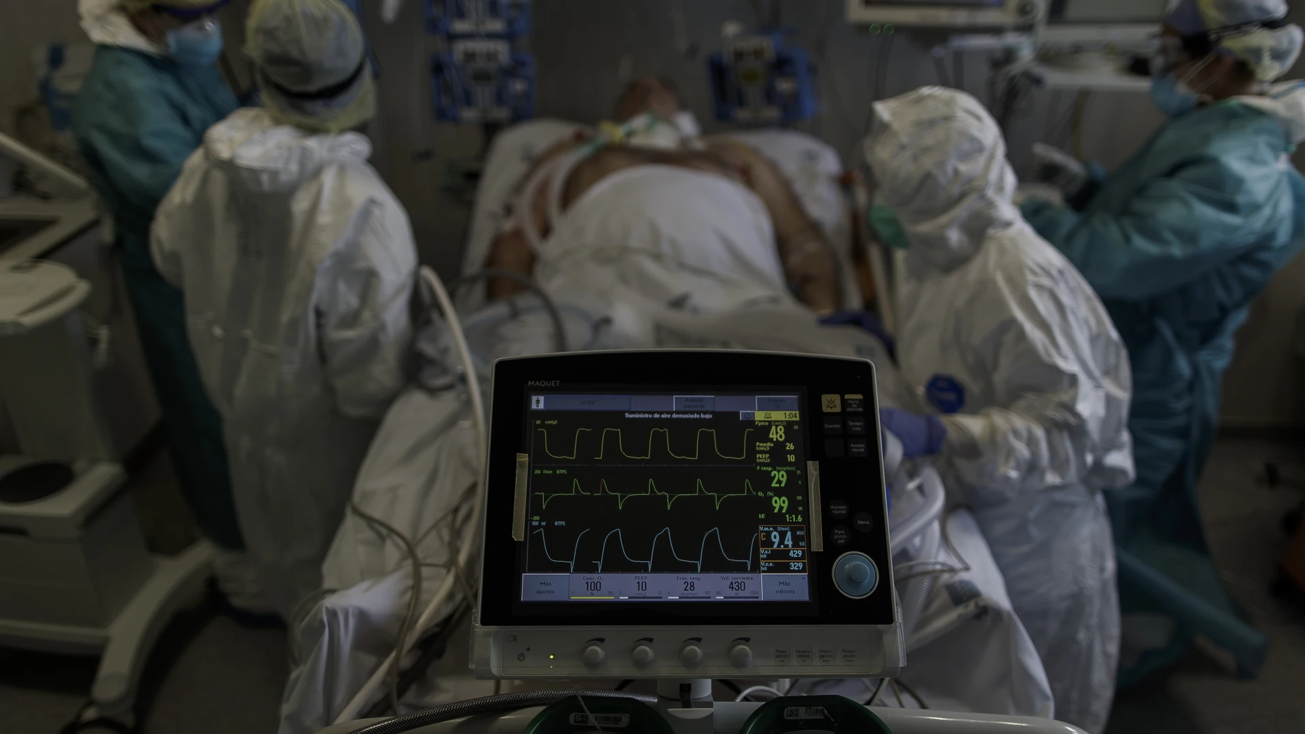Personal sanitario atiende a un paciente ingresado en la Unidad de Cuidados Intensivos del Hospital Infanta Sofía en San Sebastián de los Reyes