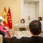 La presidenta en funciones de la Comunidad de Madrid, Isabel Díaz Ayuso, durante una reunión con representantes de asociaciones del sector de la peluquería y estética