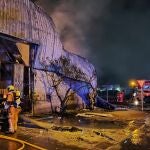 Un incendio calcina un nave industrial de una empresa de cosmética en Sagunt