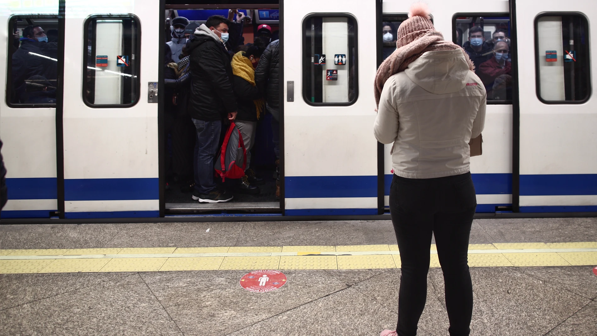 Un tren de Metro lleno de gente, en Madrid, a 11 de enero de 2021