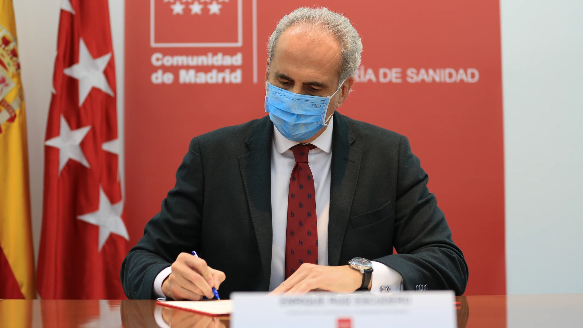 El consejero de Sanidad de la Comunidad de Madrid, Enrique Ruiz Escudero, hoy, durante el acto de firma del documento de recomendaciones para la atención al paciente crítico y semicrítico