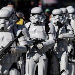 Soldados de asalto imperiales de la saga cinematográfica Star Wars participan en el desfile del Galaxy Day este domingo por las calles de Madrid