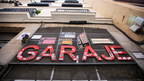 Imagen de la entrada de un garaje privado en Madrid, con distintos anuncios de venta o alquiler