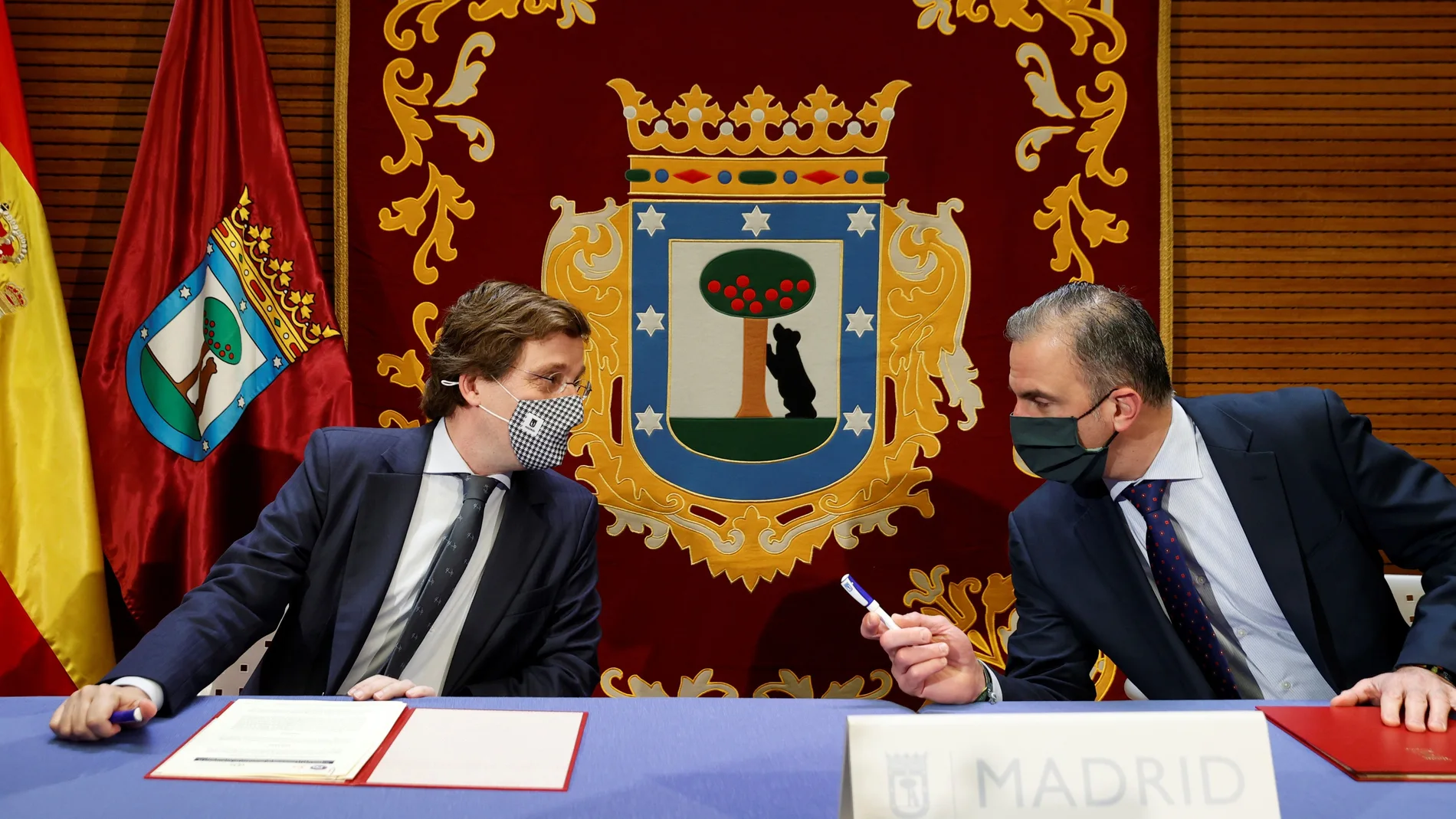 El alcalde de Madrid, José Luis Martínez-Almeida junto con el líder de Vox en Madrid, Javier Ortega Smith