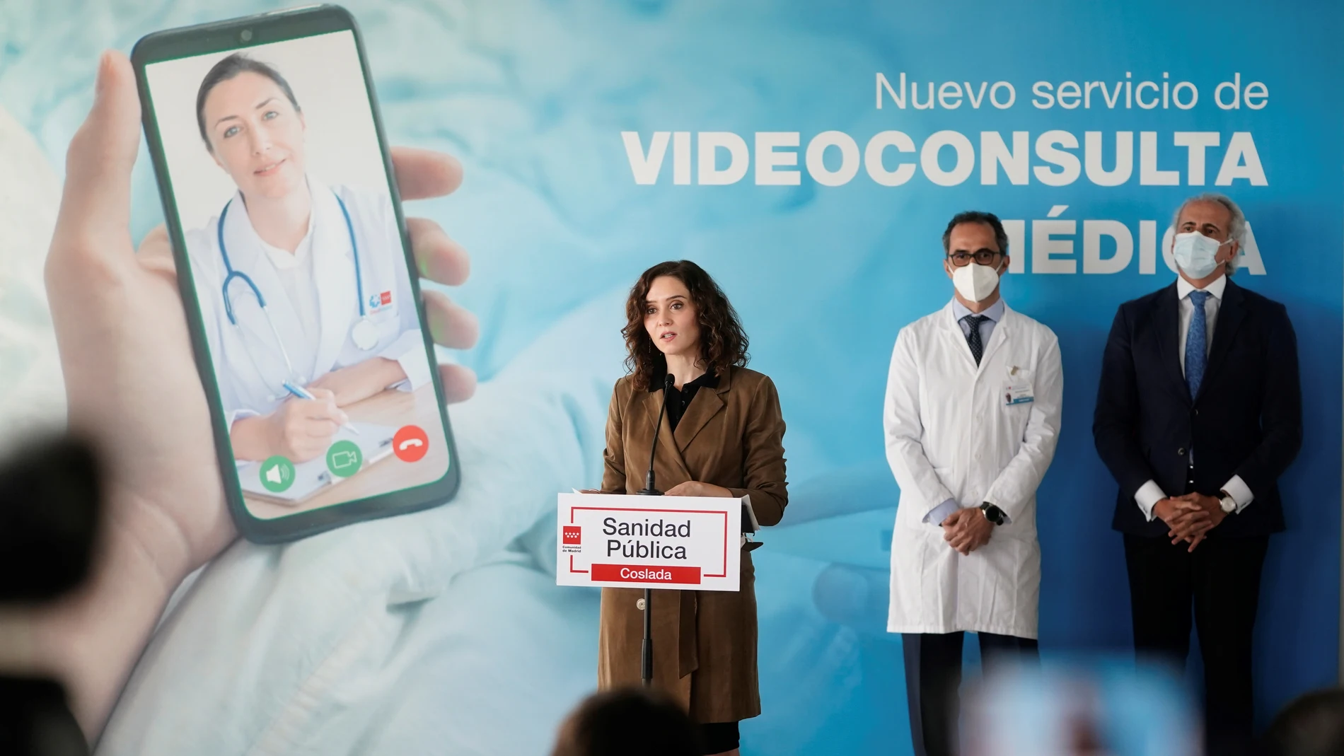 La presidenta madrileña, Isabel Díaz Ayuso, presenta el funcionamiento de la nueva videoconsulta médica a través de la Tarjeta Sanitaria Virtual