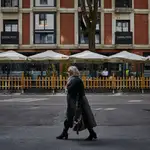 Una mujer pasa por la calle Ponzano de Madrid