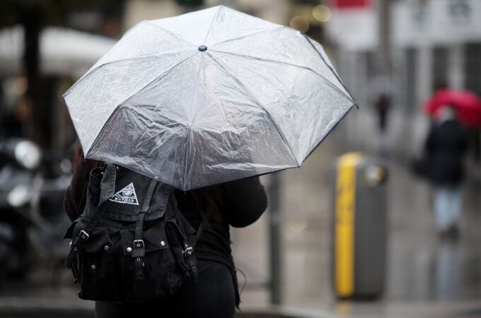 Una persona pasea con paraguas para protegerse en el centro de Madrid