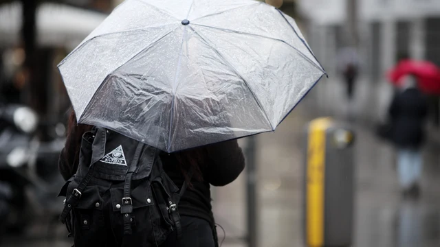 Una persona pasea con paraguas para protegerse en el centro de Madrid
