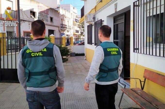 Dos agentes de la Guardia Civil en la provincia de Huelva