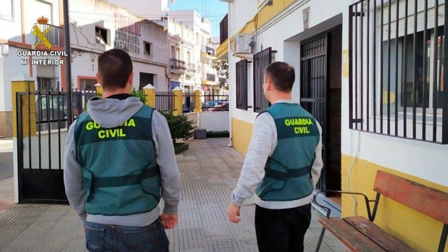 Dos agentes de la Guardia Civil en la provincia de Huelva