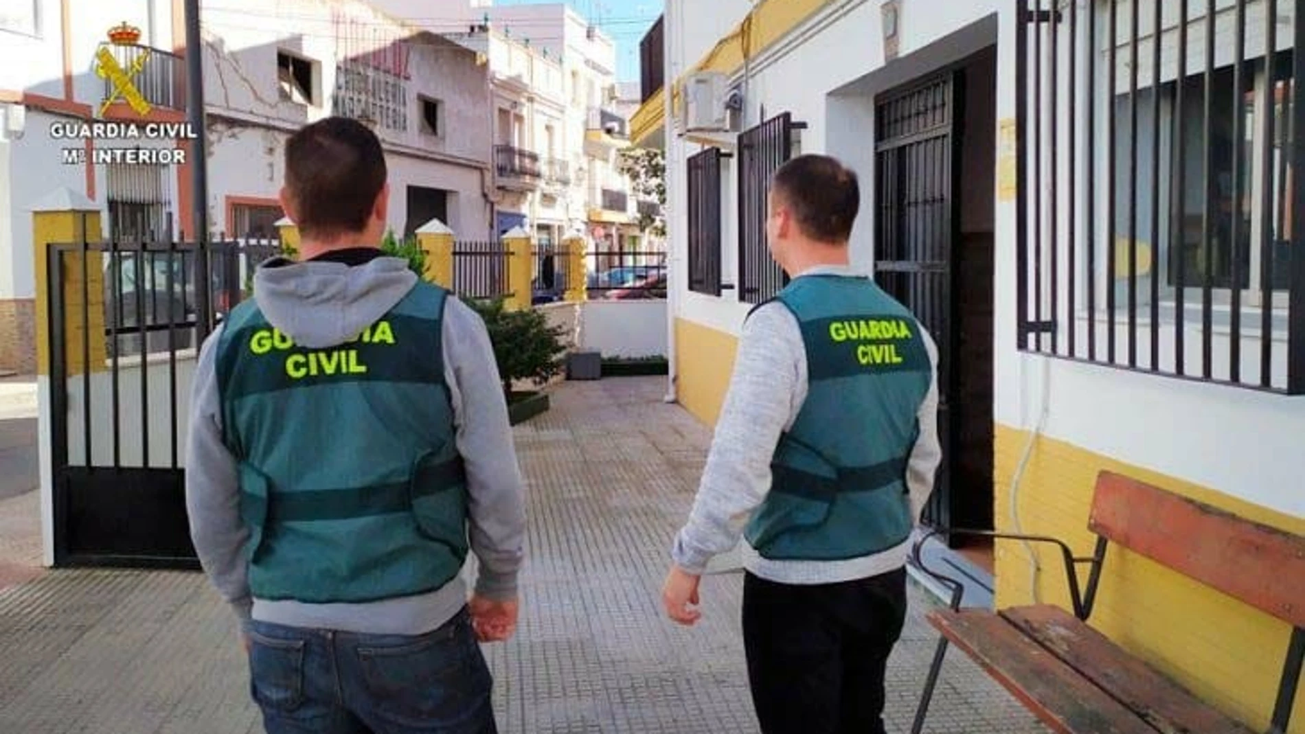 Dos agentes de la Guardia Civil en Isla Cristina, Huelva