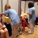 Una mujer recibe la vacuna contra el Covid-19 en el Hospital Severo Ochoa de Leganés, Madrid