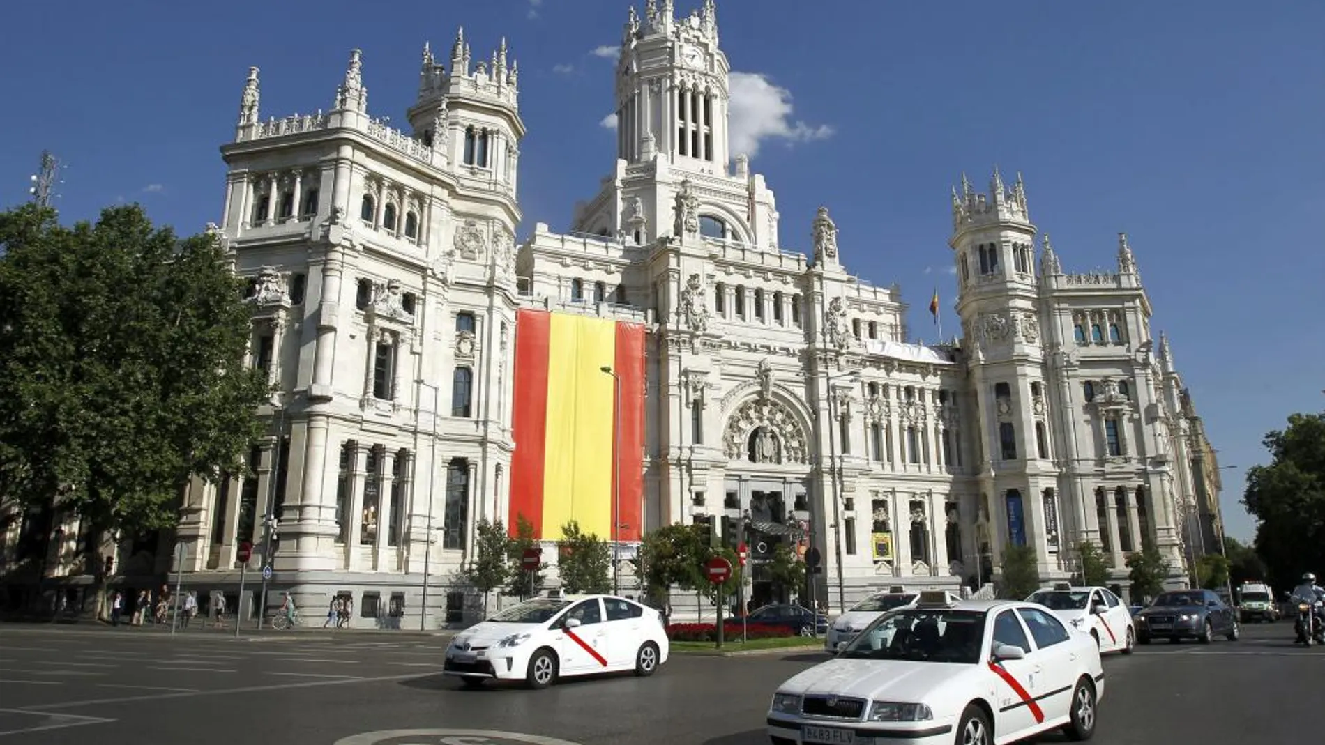 El Palacio de Cibeles, sede del Ayuntamiento de Madrid, luce una bandera de España en su fachada principal