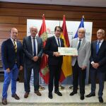 El consejero de Medio Ambiente, Vivienda y Ordenación del Territorio, Juan Carlos Suárez-Quiñones, recibe de manos del presidente de la cooperativa de distribución farmacéutica Bidafarma, Antonio Mingorance, una aportación de 20.000 euros destinada a la Fundación Patrimonio Natural para la creación de un bosque de árboles autóctonos