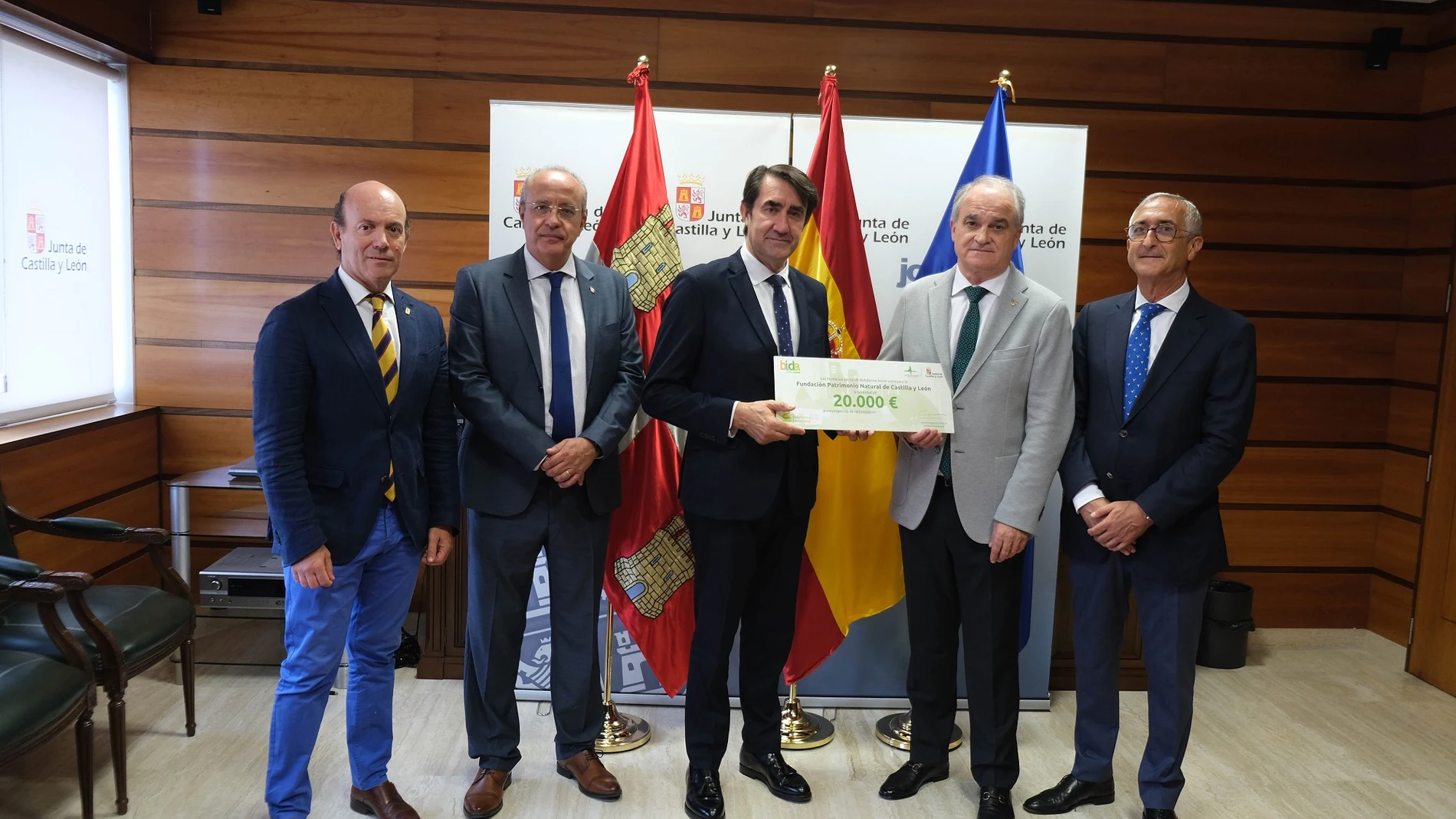 El consejero de Medio Ambiente, Vivienda y Ordenación del Territorio, Juan Carlos Suárez-Quiñones, recibe de manos del presidente de la cooperativa de distribución farmacéutica Bidafarma, Antonio Mingorance, una aportación de 20.000 euros destinada a la Fundación Patrimonio Natural para la creación de un bosque de árboles autóctonos