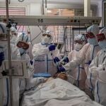 Atención a un enfermo de Covid en el hospital Severo Ochoa de Leganés