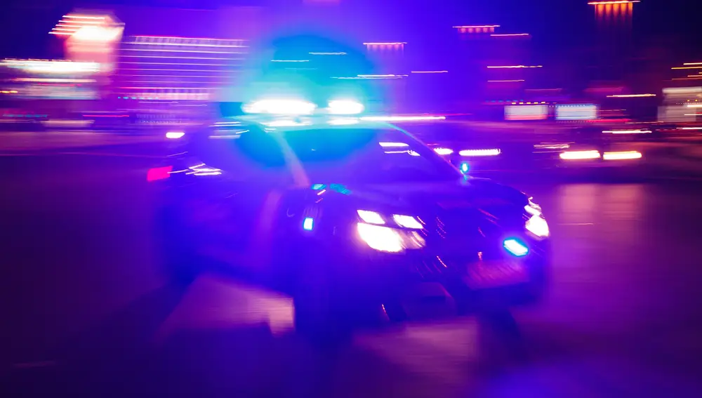 Un coche de Policía Nacional se dirige a atender una llamada de alarma