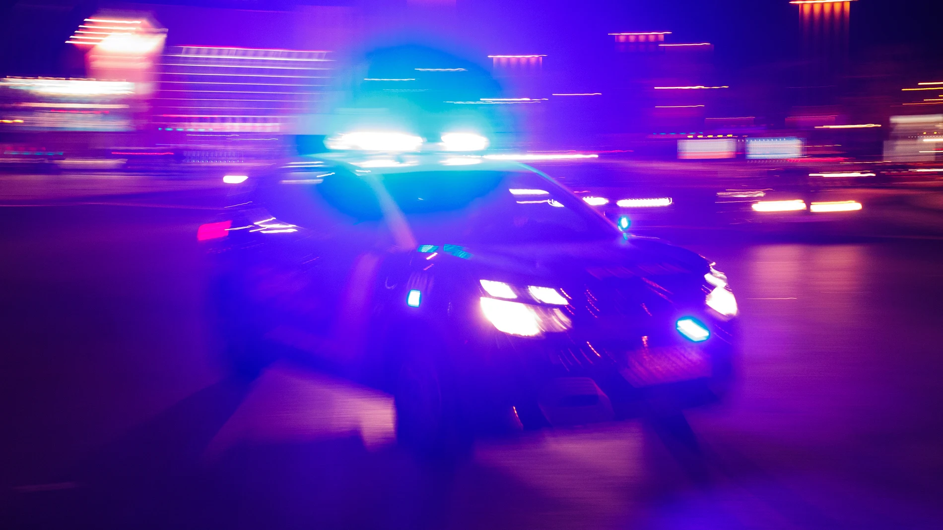Un coche de Policía Nacional se dirige a atender una llamada de alarma