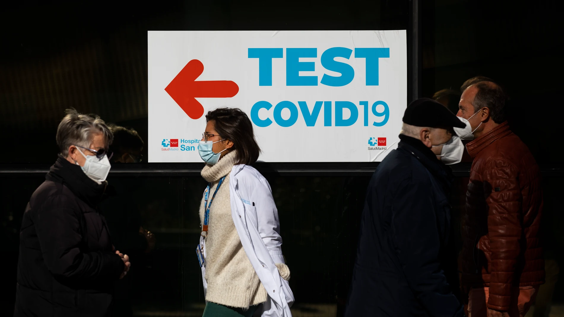 Cartel que indica la zona en la que se realizan los Test de Covid en el Hospital Clínico San Carlos