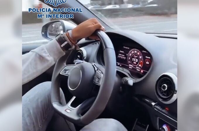 Detienen a un joven que publicó un vídeo en redes sociales conduciendo por encima del límite de velocidad en Madrid