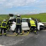 Trabajo de los bomberos y sanitarios en Ajalvir tras el accidente