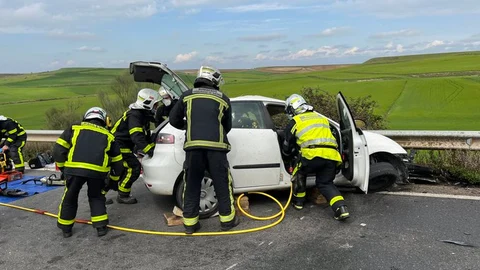 Trabajo de los bomberos y sanitarios en Ajalvir tras el accidente