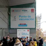 Varias personas hacen cola para vacunarse en el Wizink Center de Madrid