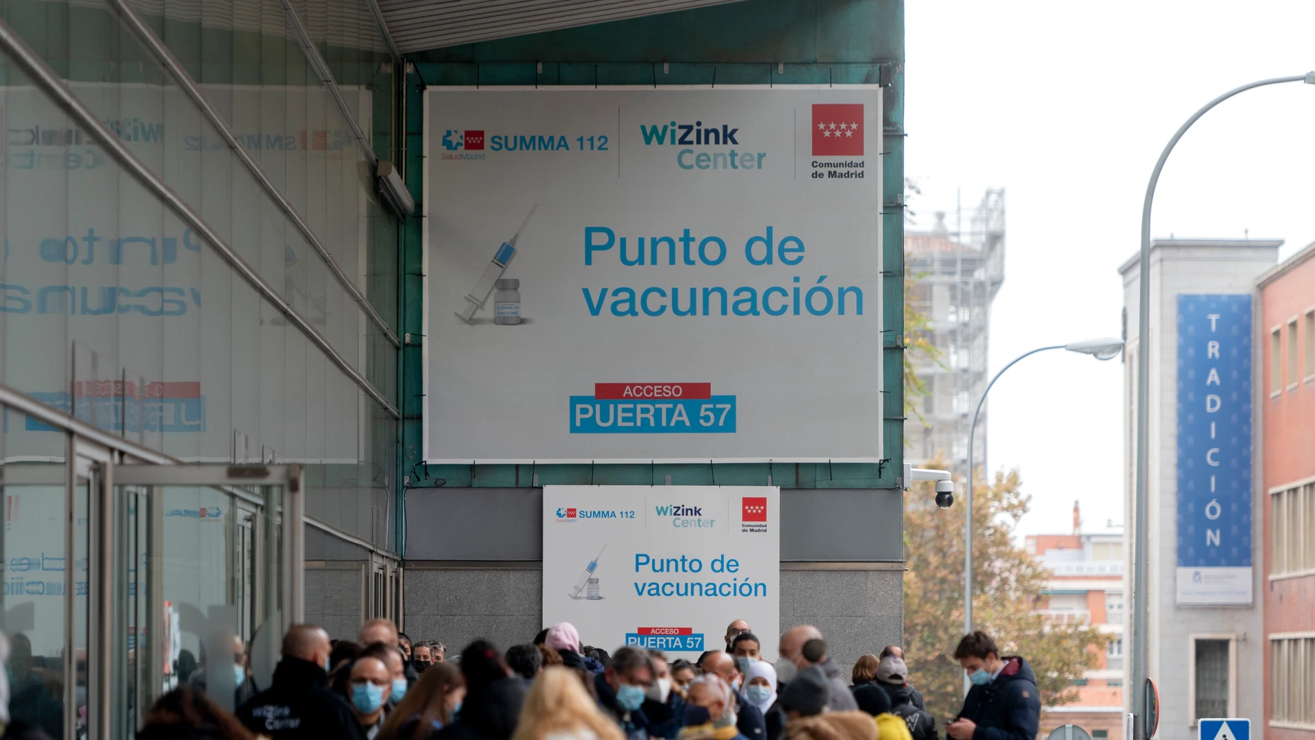 Varias personas hacen cola para vacunarse en el Wizink Center de Madrid