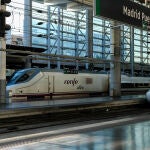 Dos trenes de AVE de Renfe estacionados en las vías de la Estación de Atocha, en Madrid